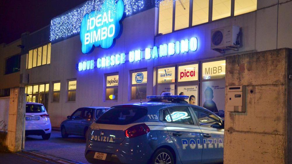 La polizia da "Ideal bimbo"