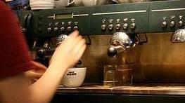 Barista deruba una sua cliente