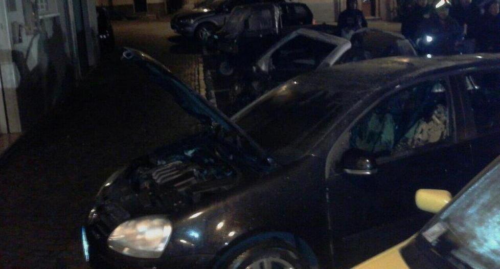 Rogo nel parcheggio quattro auto distrutte 