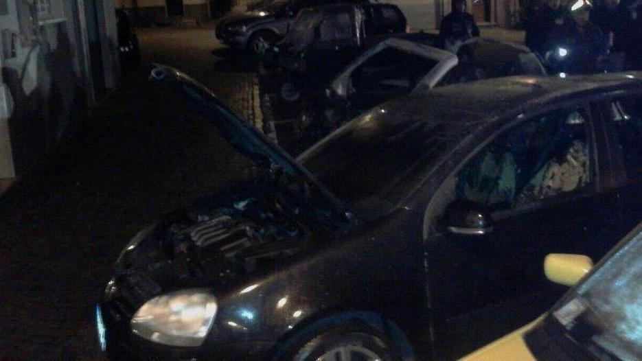 Rogo nel parcheggio quattro auto distrutte