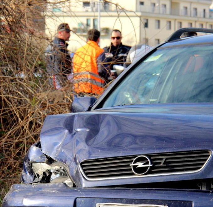 Schianto alla rotatoria due feriti e traffico in tilt