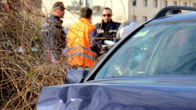 Schianto alla rotatoria due feriti e traffico in tilt