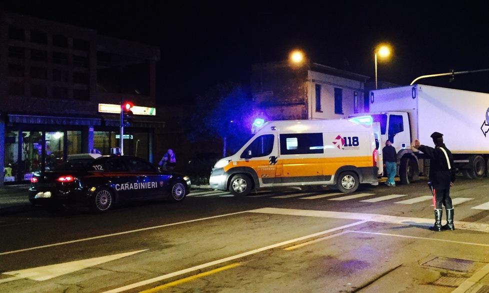 Donna a piedi investita da un camion