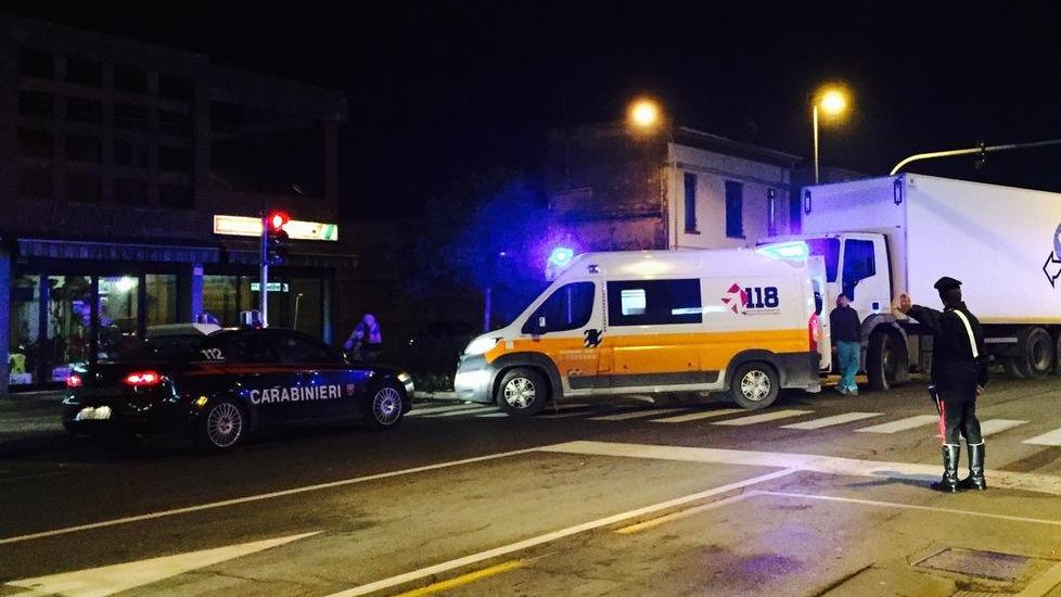 Donna a piedi investita da un camion