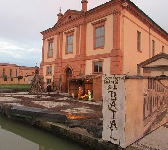 Il vento danneggia il presepe sull’acqua 