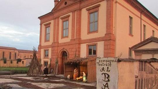 Il vento danneggia il presepe sull’acqua