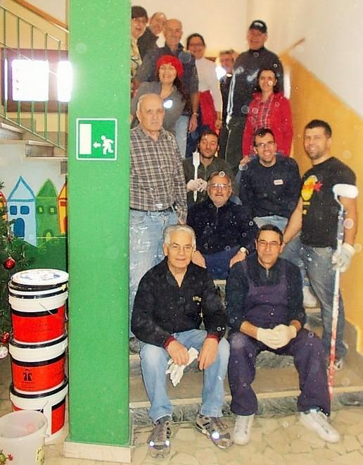 Genitori e nonni tinteggiano la scuola