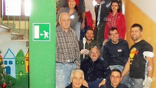 Genitori e nonni tinteggiano la scuola