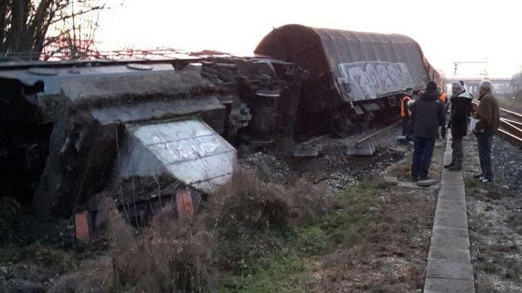 Un treno merci deraglia in stazione