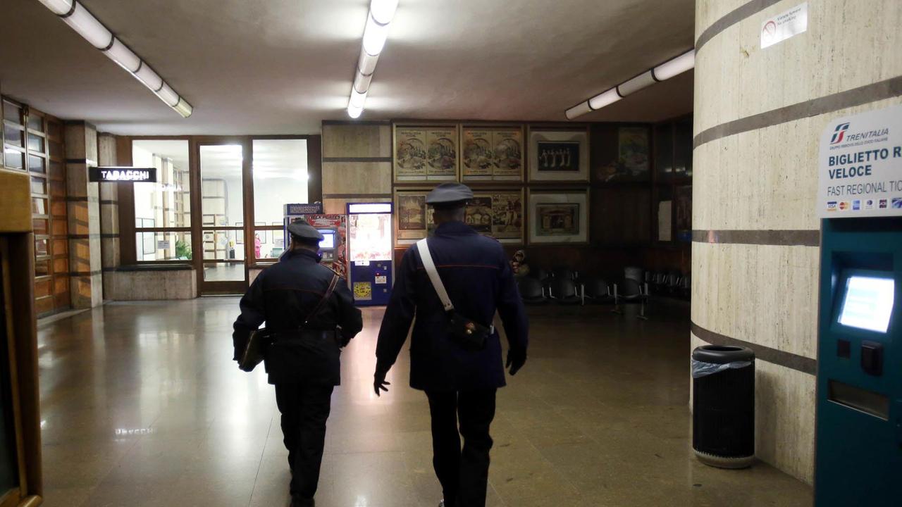 Carabinieri alla stazione di Montecatini