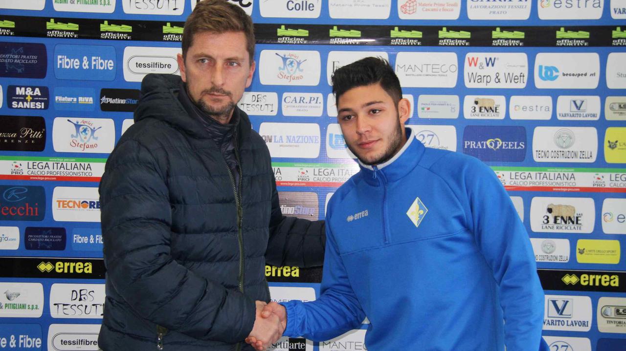 Francesco Urso stringe la mano al presidente Paolo Toccafondi