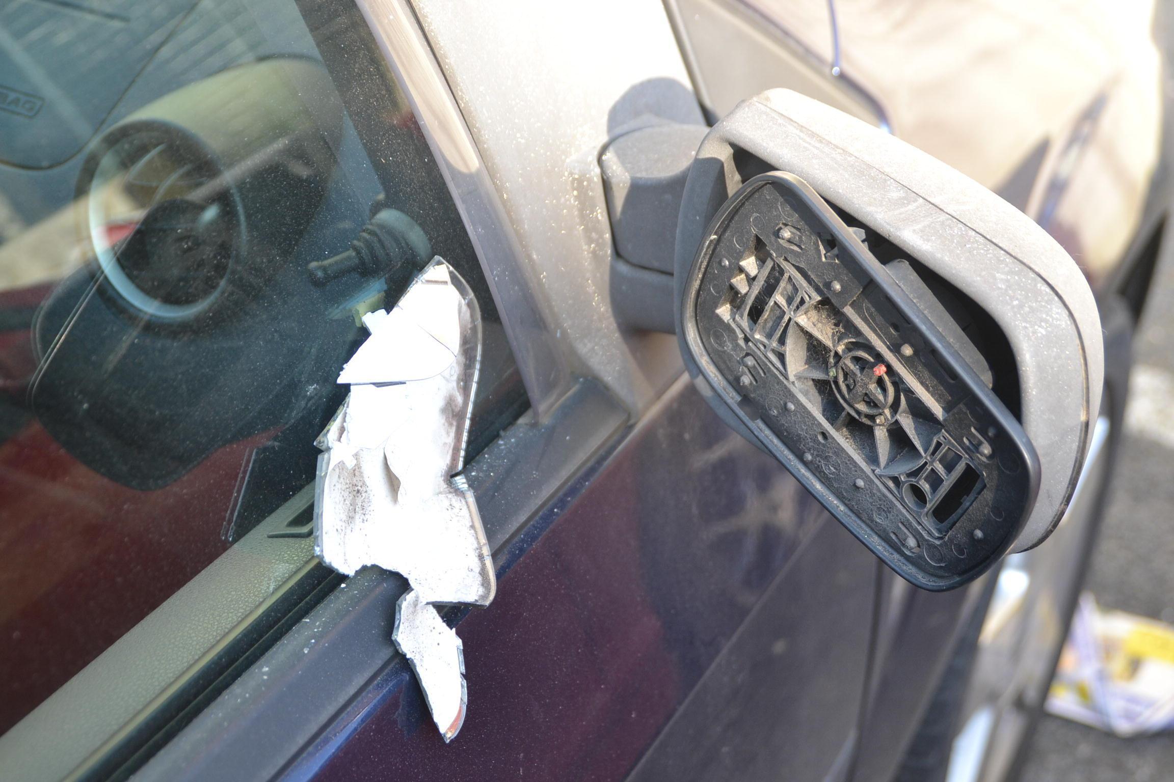 Una delle auto danneggiate nel parcheggio di Saltocchio