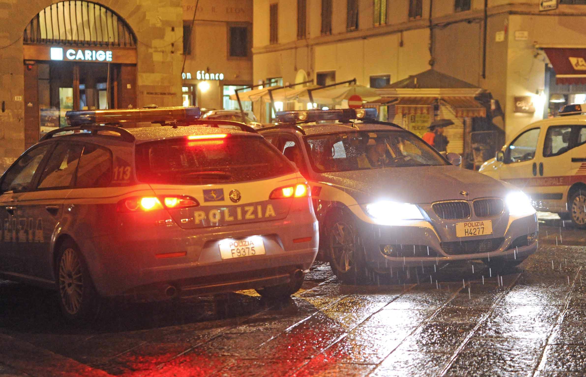 Aggrediscono e rapinano due ragazze, in un'ora la polizia li arresta