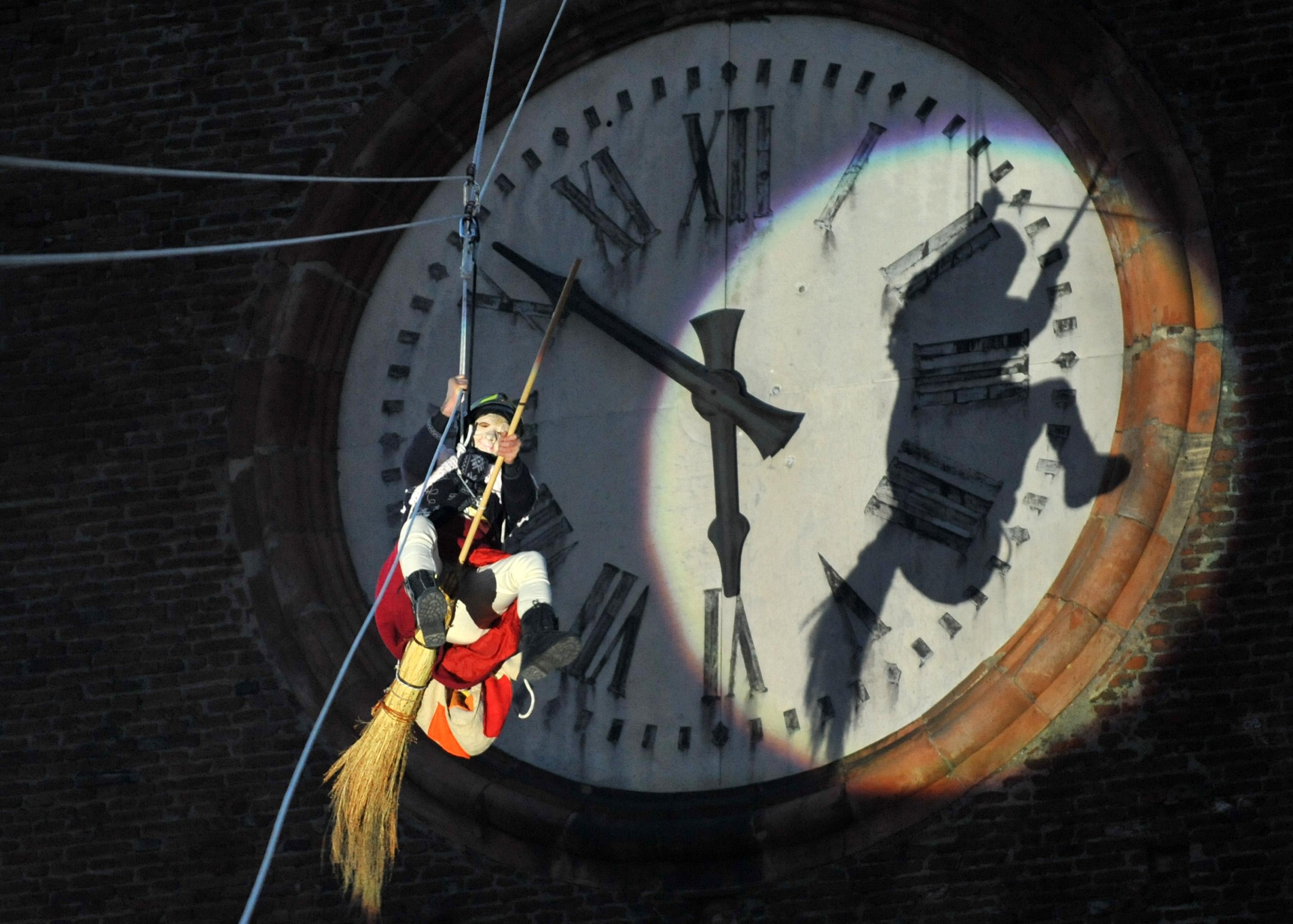 Una delle passate edizioni della Befana dei vigili del fuoco a Cascina