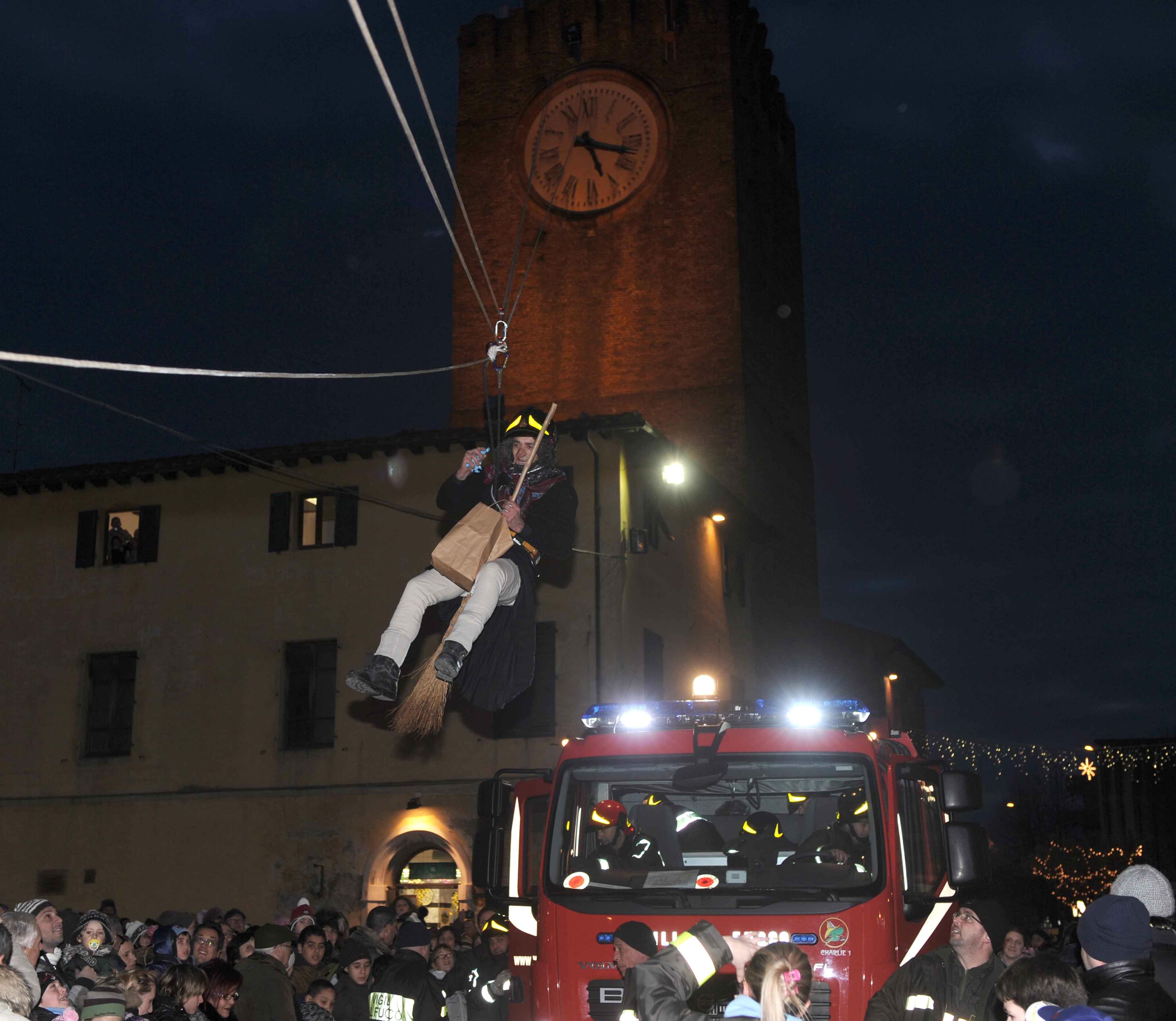La discesa della Befana dalla Torre Civica di Cascina