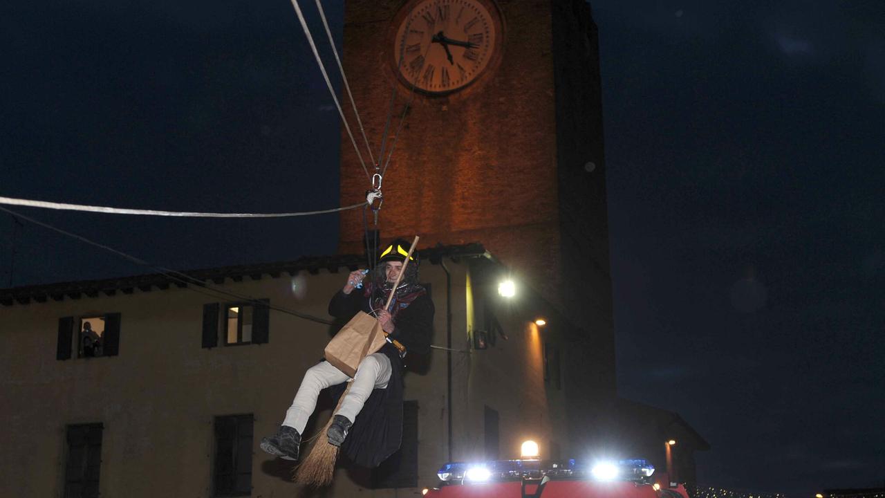 La discesa della Befana dalla Torre Civica di Cascina