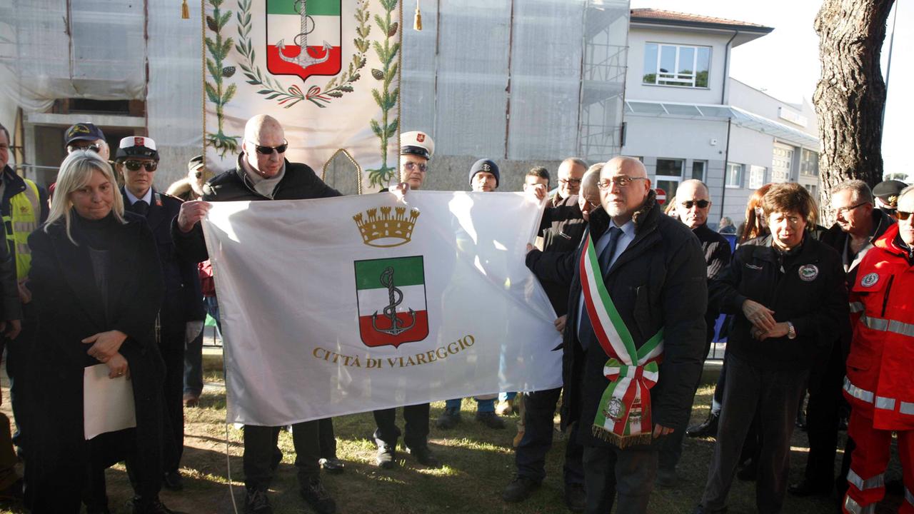 Daniela Rombi, Marco Piagentini ed il commissario Valerio Massimo Romeno con la bandiera del Comune al Parco degli angeli