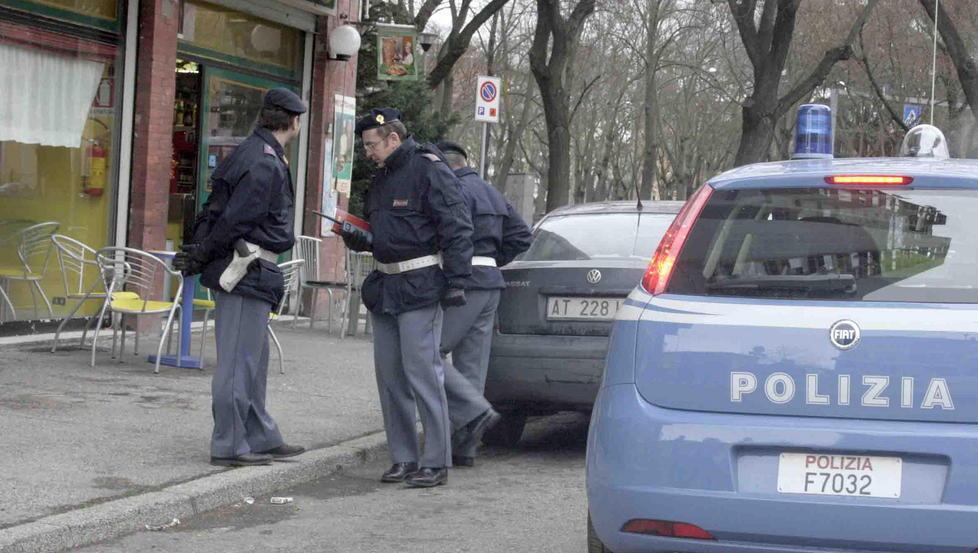 Cade dalla bicicletta con una calza piena di droga 