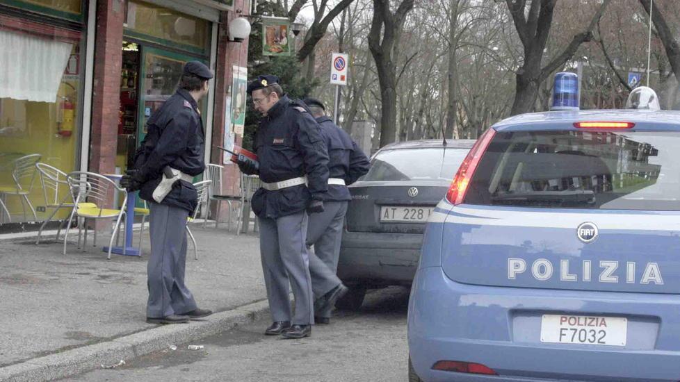 Cade dalla bicicletta con una calza piena di droga