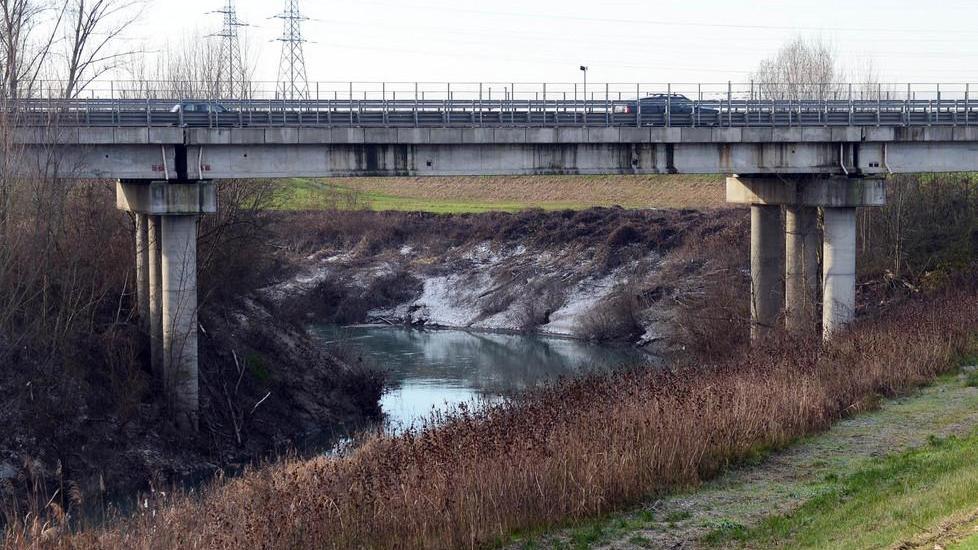 Pali e massi di rinforzo per il Panaro a Navicello