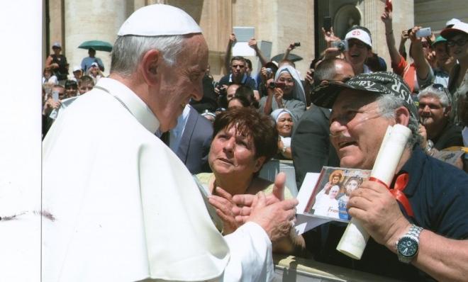 Salvatore Sessa consegna il suo primo cd a Papa Francesco