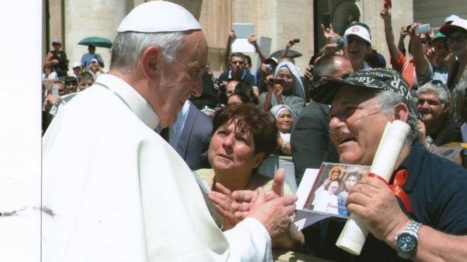 Salvatore Sessa consegna il suo primo cd a Papa Francesco