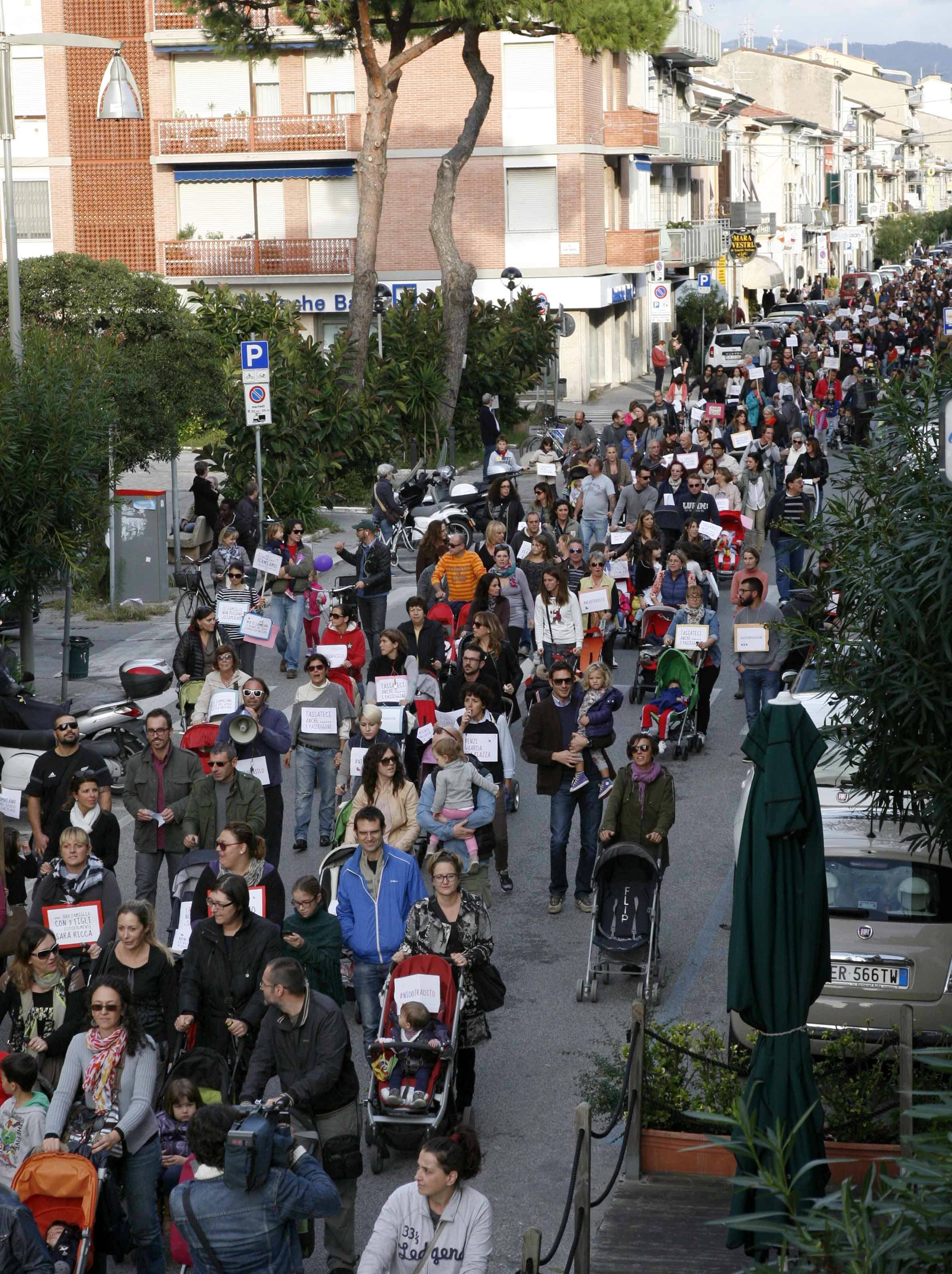 Un momento della protesta organizzata dalle famiglie di Viareggio per i tagli ai servizi scolastici