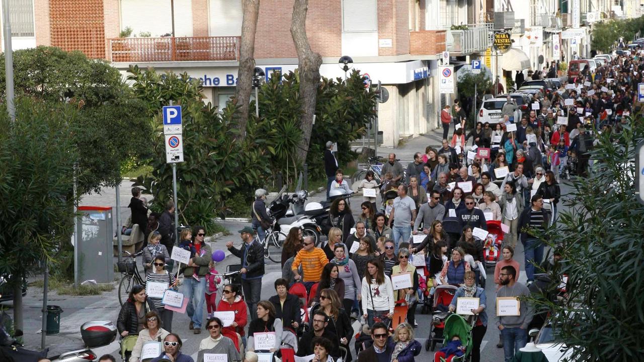 Un momento della protesta organizzata dalle famiglie di Viareggio per i tagli ai servizi scolastici
