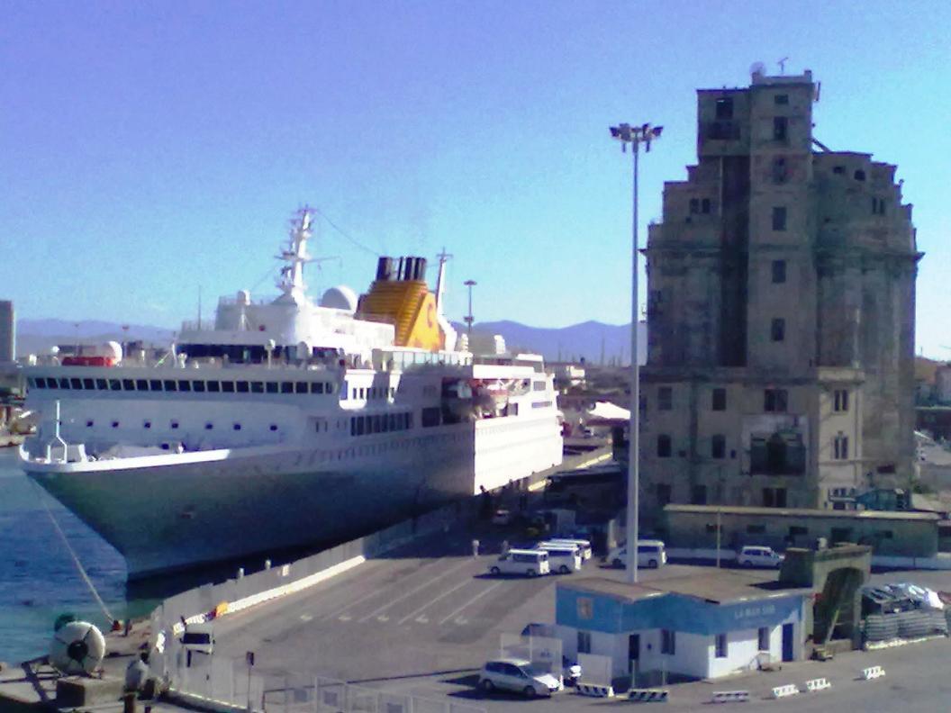 Il silos in abbandono e, accanto una nave da crociera