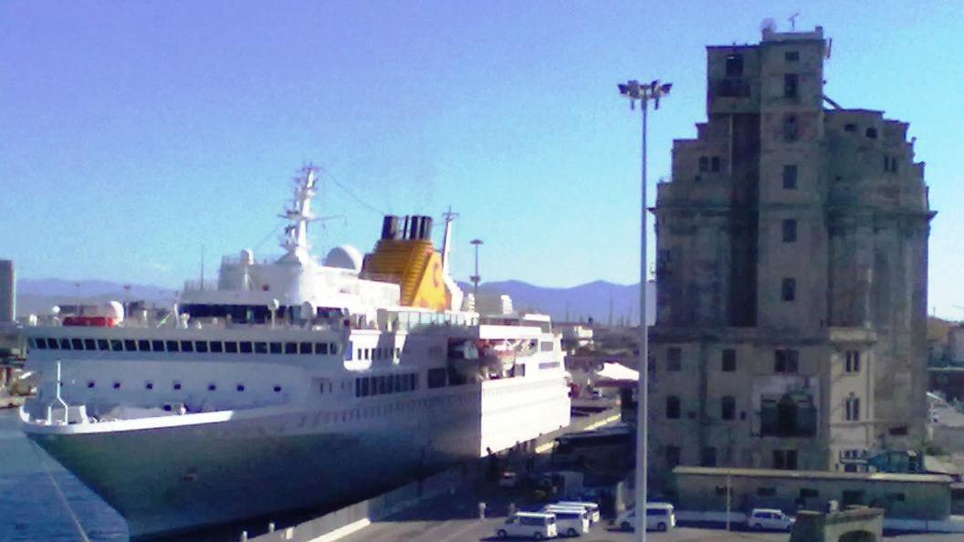 Il silos in abbandono e, accanto una nave da crociera
