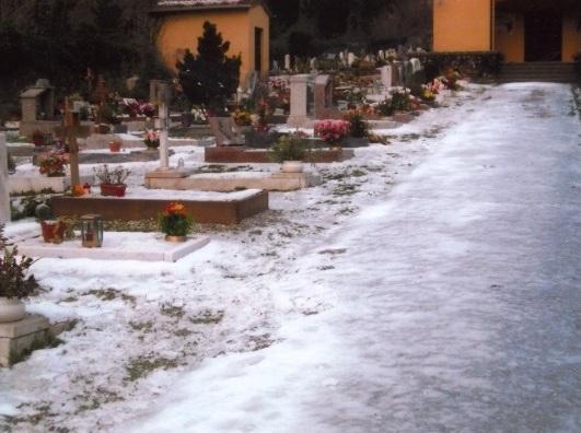La tomba è ancora occupata e il funerale aspetta due ore