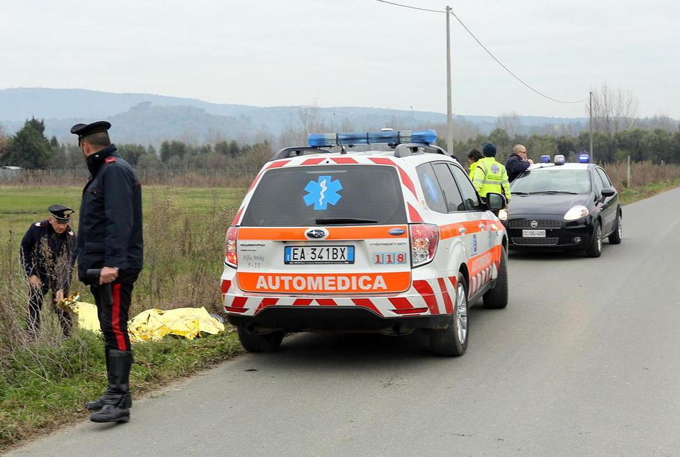 Ciclista trovato morto sulla strada 