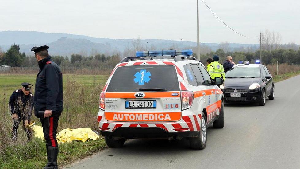 Ciclista trovato morto sulla strada