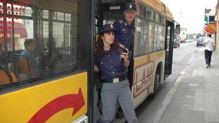 Borseggi sui bus gli autisti chiedono agenti in borghese