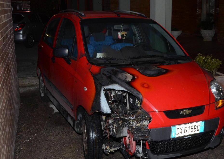 Riparte la caccia al piromane dopo la 14ª auto a fuoco