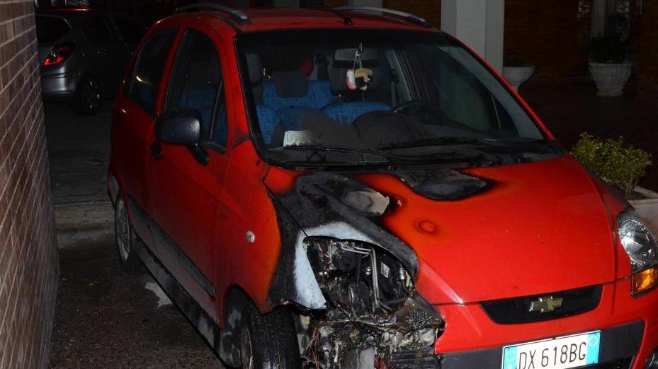Riparte la caccia al piromane dopo la 14ª auto a fuoco