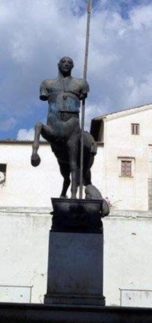 Nuovo look per la piazza del Centauro di Mitoraj