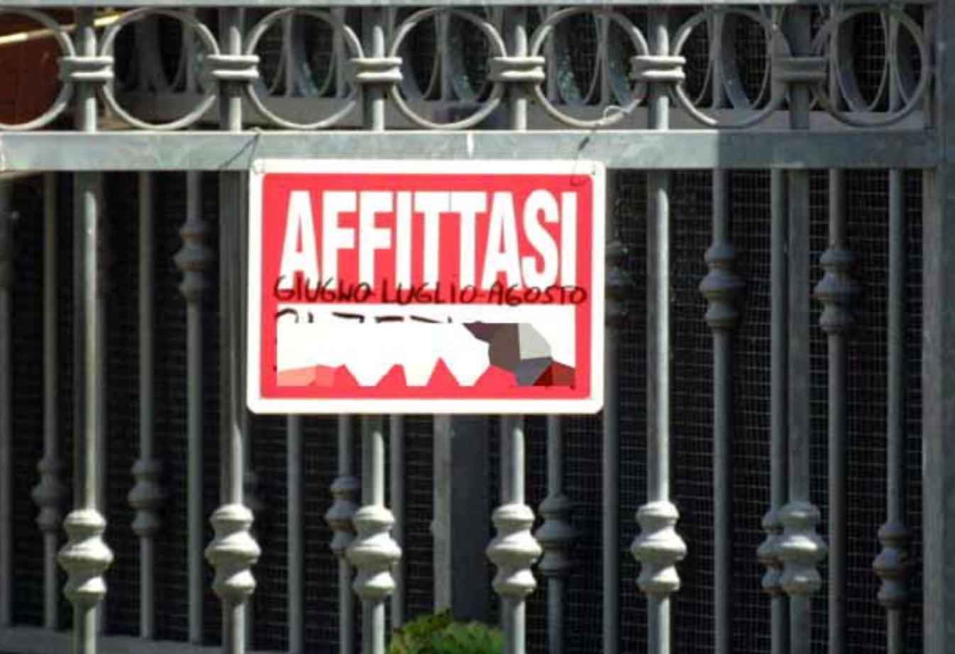 Il cartello "affittasi" sul cancello di una villetta