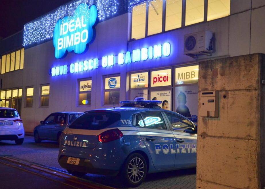 Pistola in pugno rapina “Ideal Bimbo” 