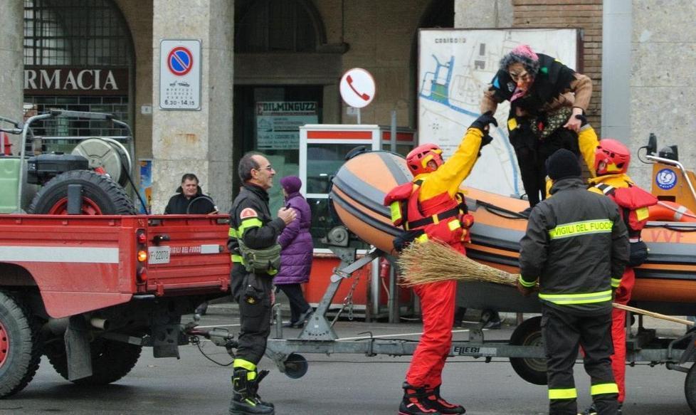 In piazza con i vigili del fuoco