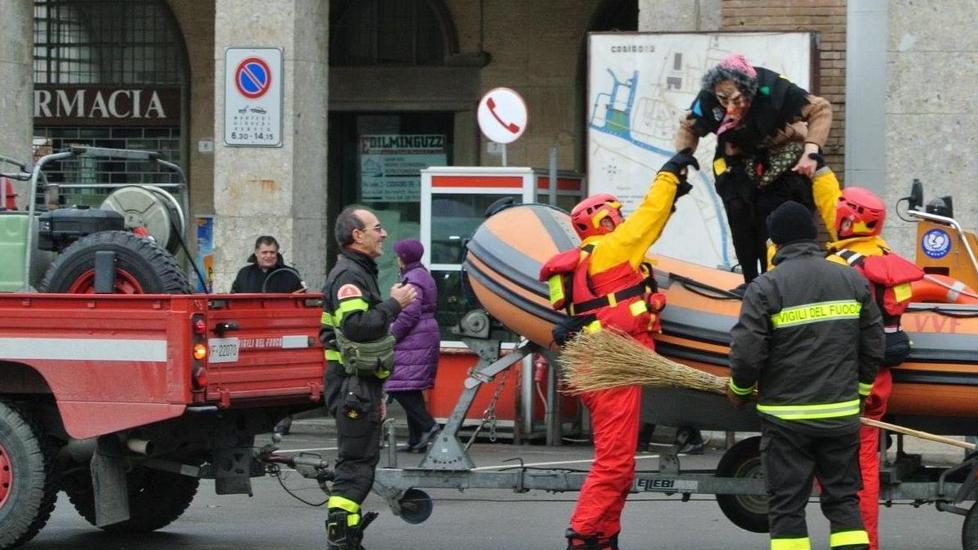 In piazza con i vigili del fuoco