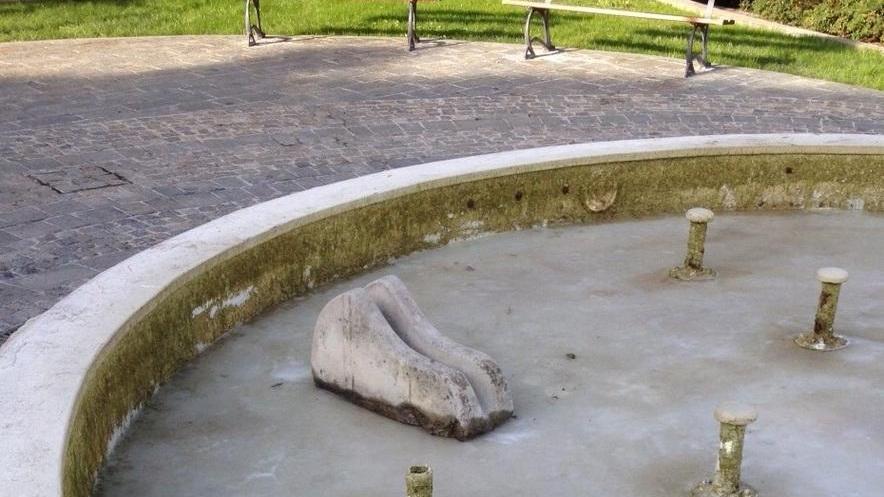 Un blocco di cemento dentro la fontana