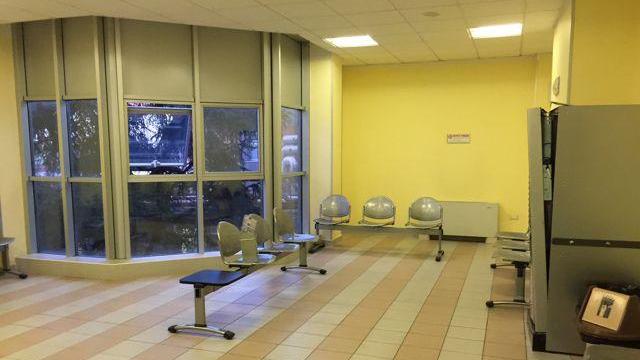 Scoperto a rubare, si lancia dalla finestra: arrestato