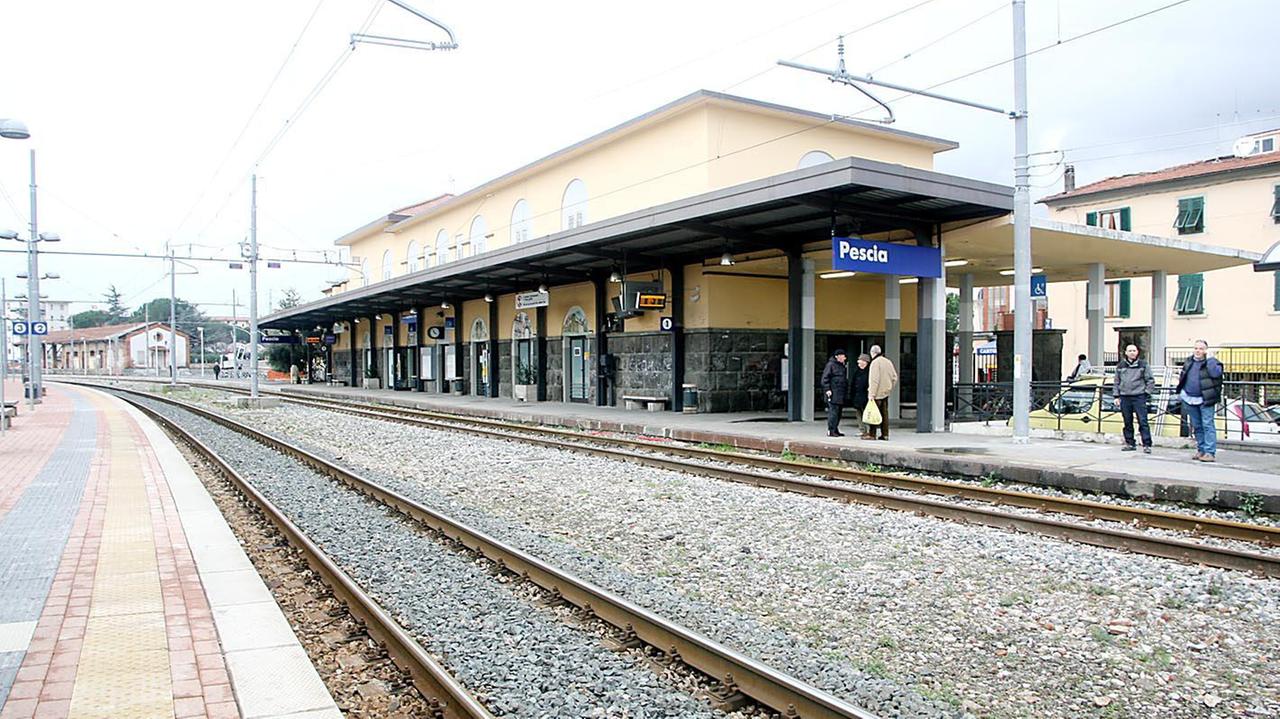 Il padre rimane sul treno, mamma e figlioletta da sole sul marciapiede