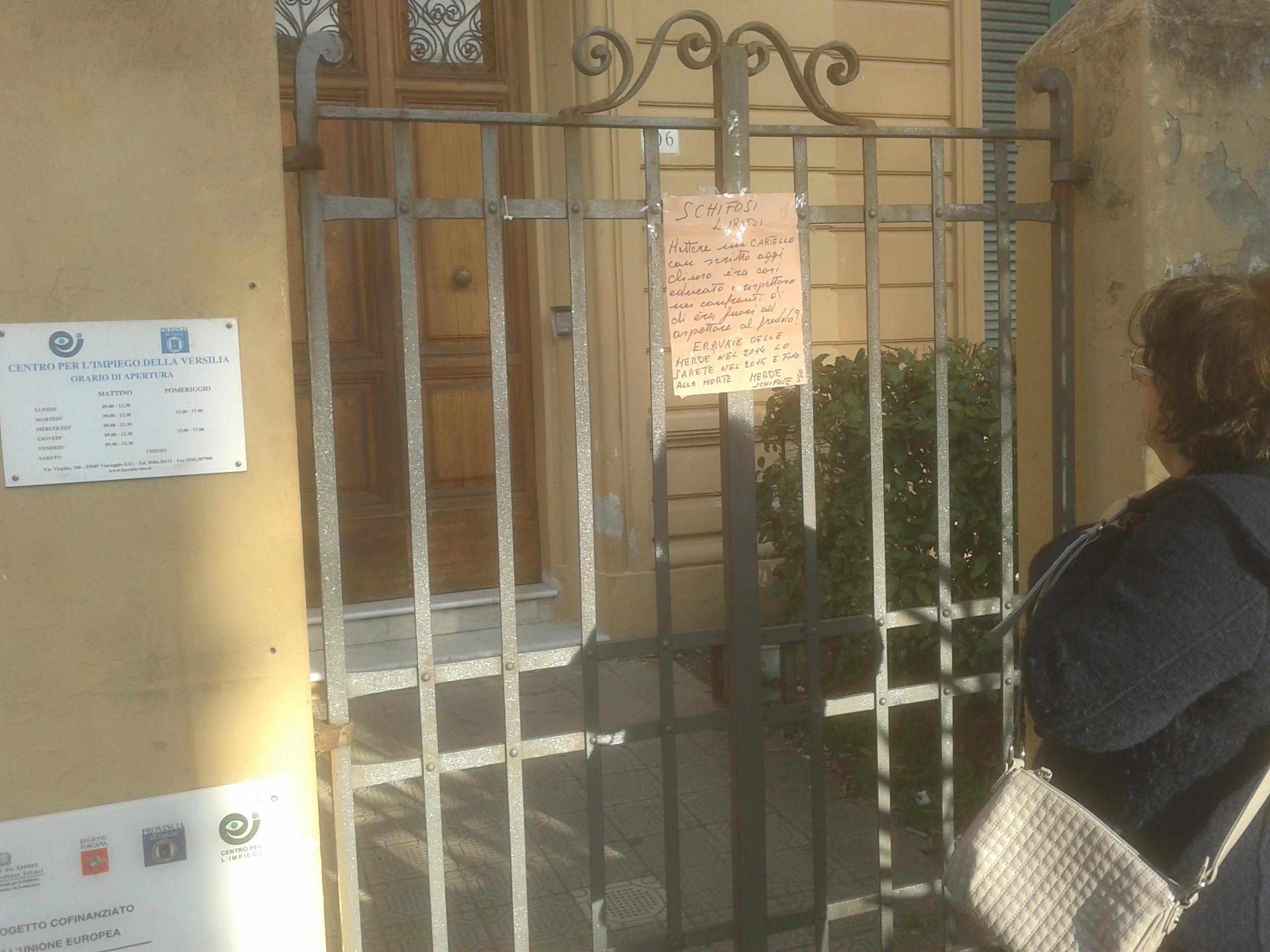Il cartello di protesta per la chiusura del Centro per l'impiego