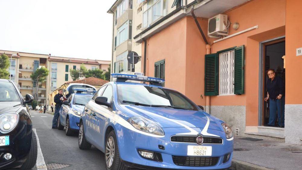 Agenti delle volanti in azione
