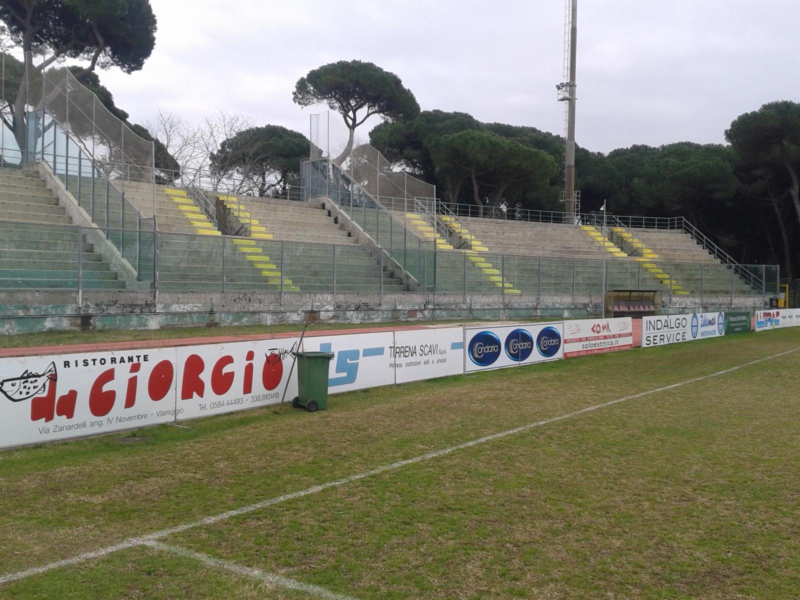 La gradinata dello stadio dei Pini ripulita dai tifosi del Viareggio