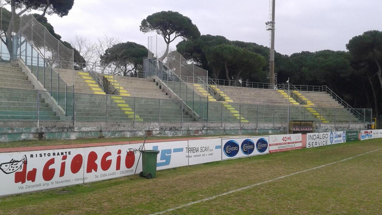 La gradinata dello stadio dei Pini ripulita dai tifosi del Viareggio