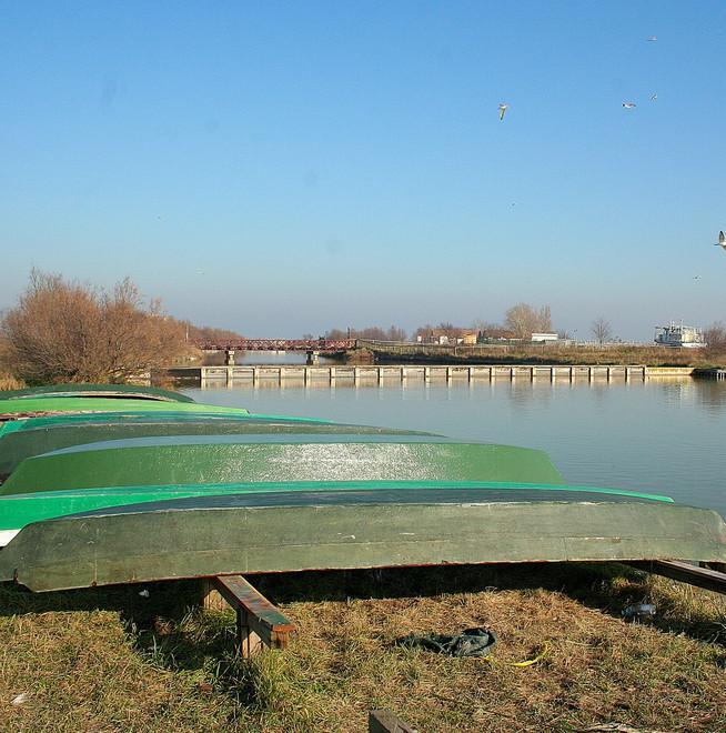 Vandali si accaniscono su sette batane 