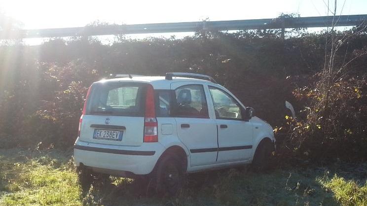 Vola con l'auto fuori dal cavalcavia